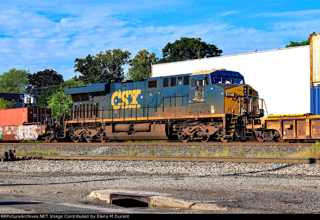 CSX 821 on I-162